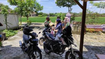 Bawaan Terlalu Banyak, Anggota Satgas TMMD Bojonegoro Berikan Pesan Pedagang
